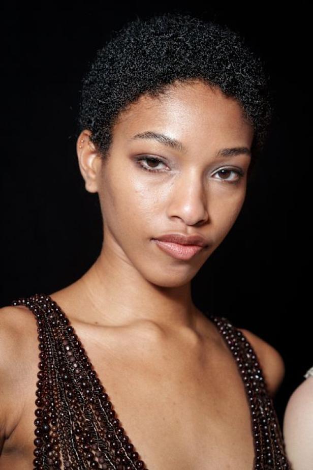 سحر صيف السبعينيات يتجسد في مجموعة إيلي صعب للأزياء الراقية لربيع وصيف 2026