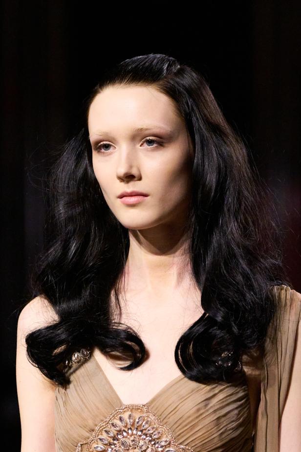 سحر صيف السبعينيات يتجسد في مجموعة إيلي صعب للأزياء الراقية لربيع وصيف 2026