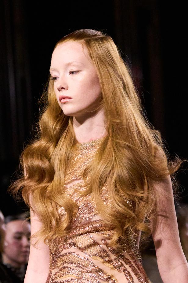 سحر صيف السبعينيات يتجسد في مجموعة إيلي صعب للأزياء الراقية لربيع وصيف 2026