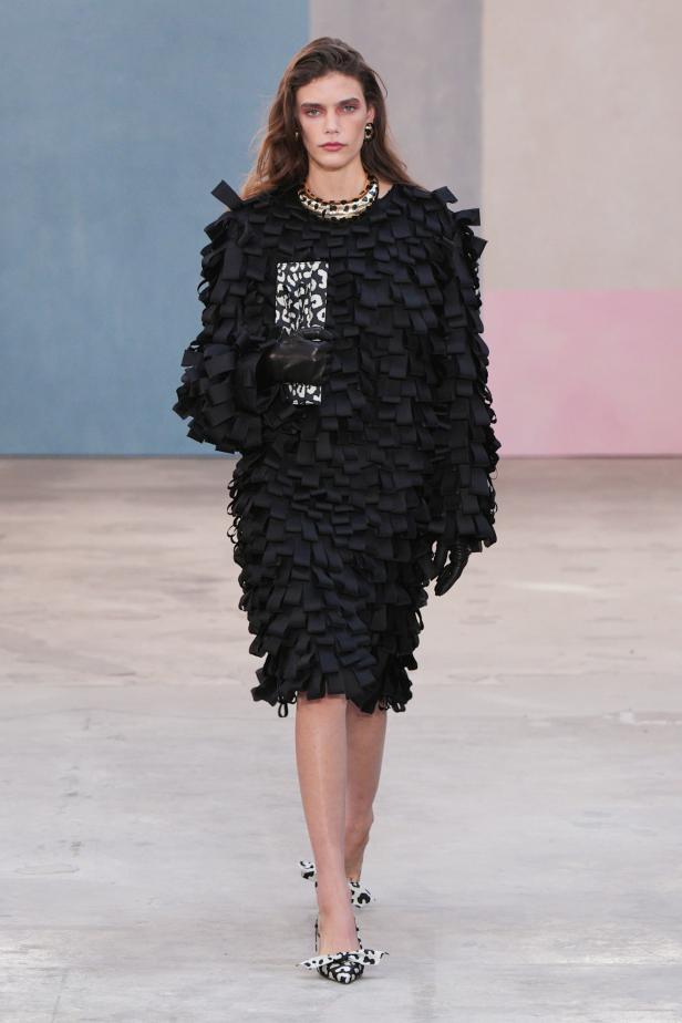  مجموعة كارولينا هيريرا لخريف 2026 تكريم للمرأة القوية والمثقفة