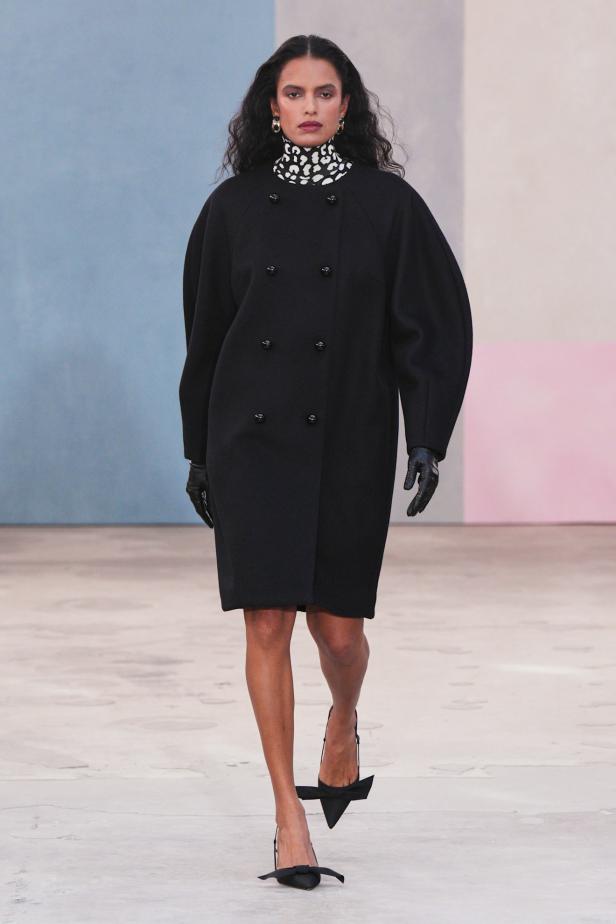  مجموعة كارولينا هيريرا لخريف 2026 تكريم للمرأة القوية والمثقفة