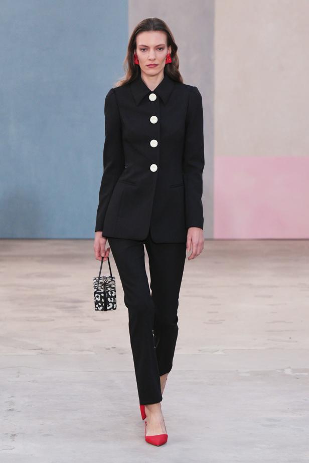  مجموعة كارولينا هيريرا لخريف 2026 تكريم للمرأة القوية والمثقفة