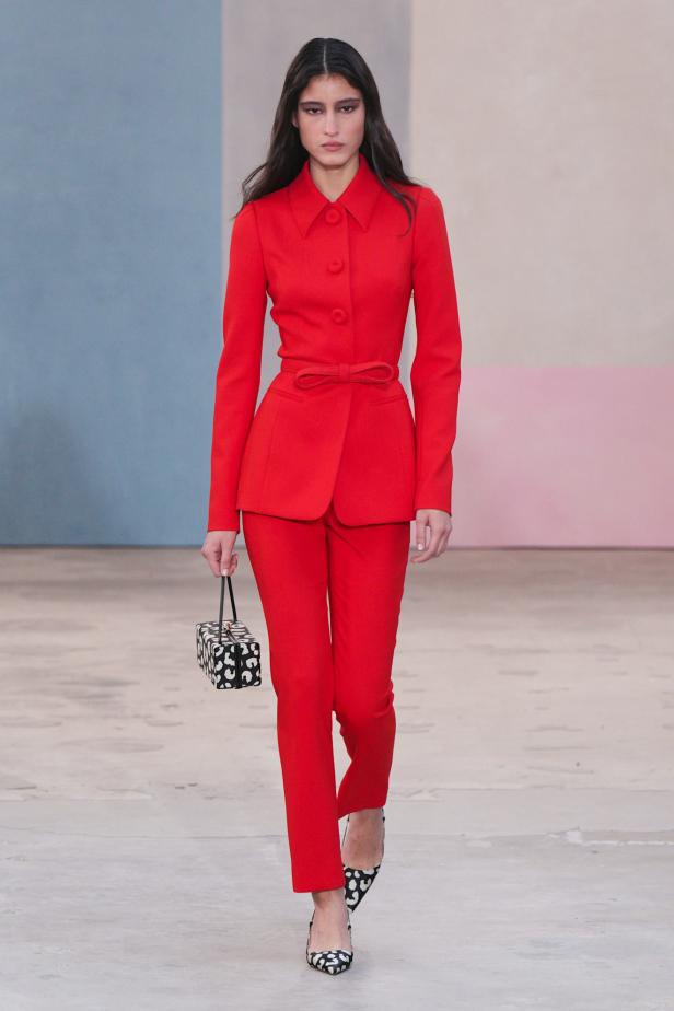  مجموعة كارولينا هيريرا لخريف 2026 تكريم للمرأة القوية والمثقفة