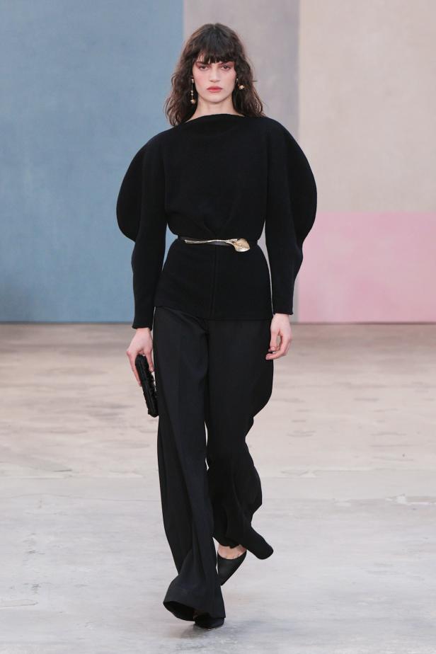  مجموعة كارولينا هيريرا لخريف 2026 تكريم للمرأة القوية والمثقفة