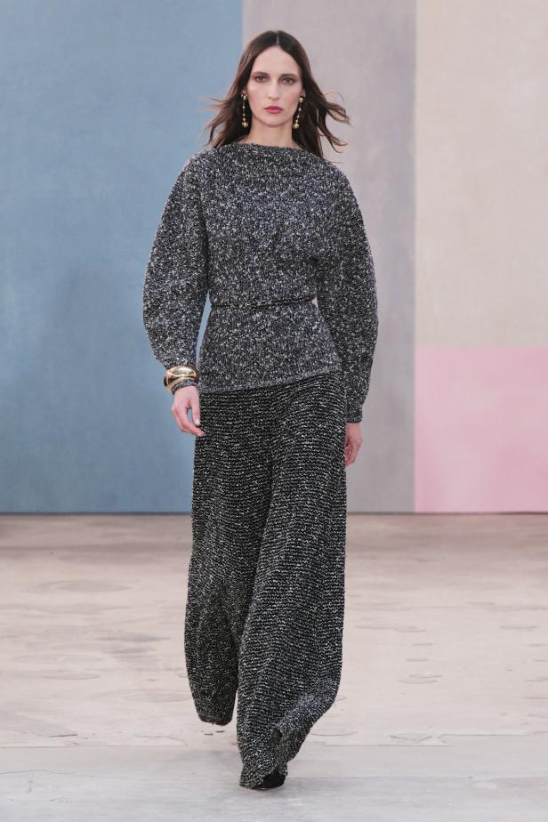  مجموعة كارولينا هيريرا لخريف 2026 تكريم للمرأة القوية والمثقفة