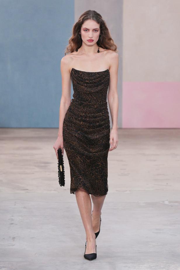  مجموعة كارولينا هيريرا لخريف 2026 تكريم للمرأة القوية والمثقفة