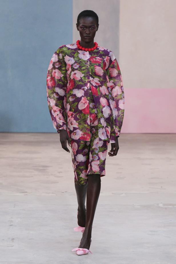  مجموعة كارولينا هيريرا لخريف 2026 تكريم للمرأة القوية والمثقفة