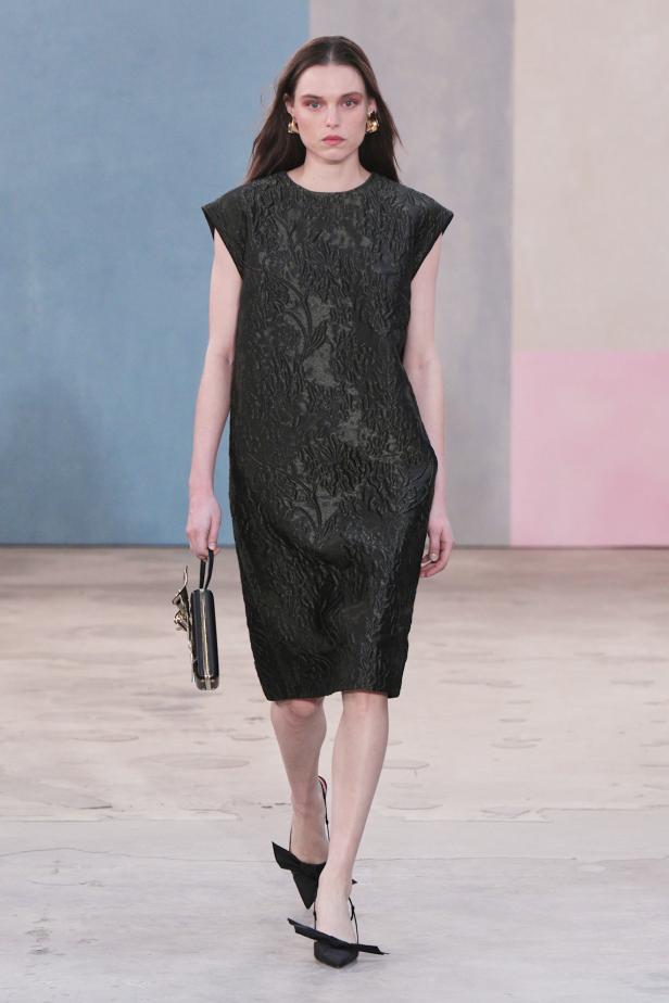  مجموعة كارولينا هيريرا لخريف 2026 تكريم للمرأة القوية والمثقفة