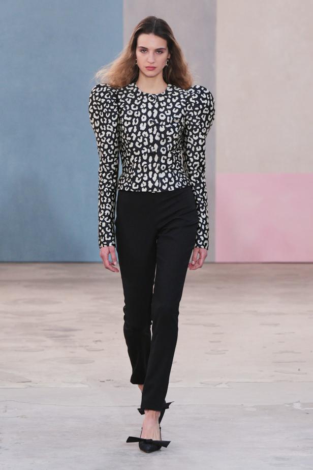  مجموعة كارولينا هيريرا لخريف 2026 تكريم للمرأة القوية والمثقفة