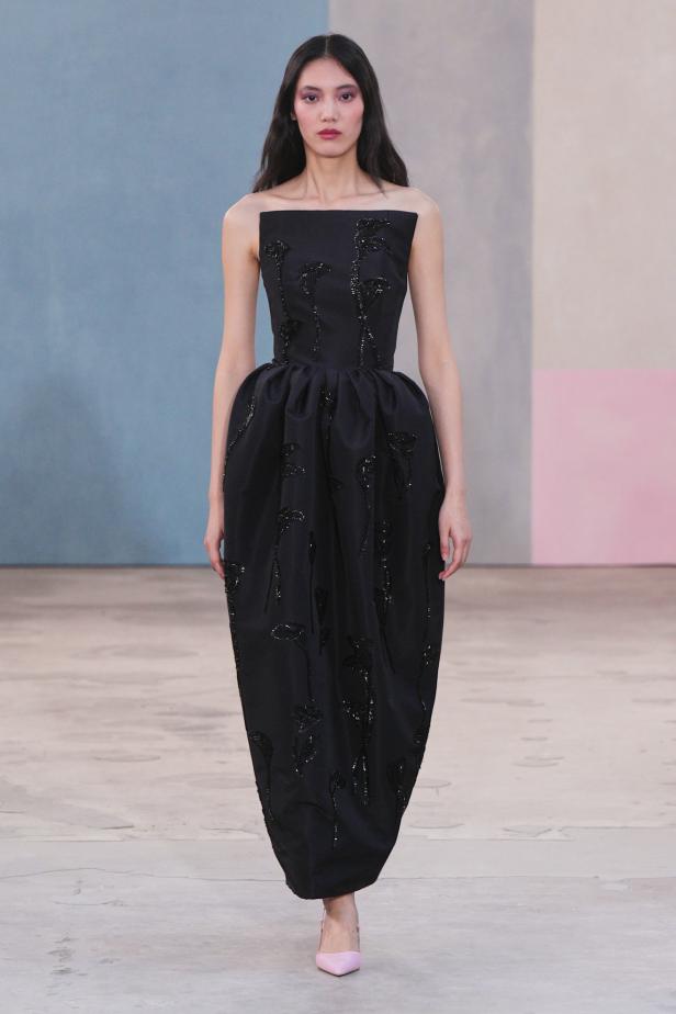  مجموعة كارولينا هيريرا لخريف 2026 تكريم للمرأة القوية والمثقفة