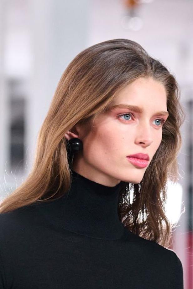  مجموعة كارولينا هيريرا لخريف 2026 تكريم للمرأة القوية والمثقفة