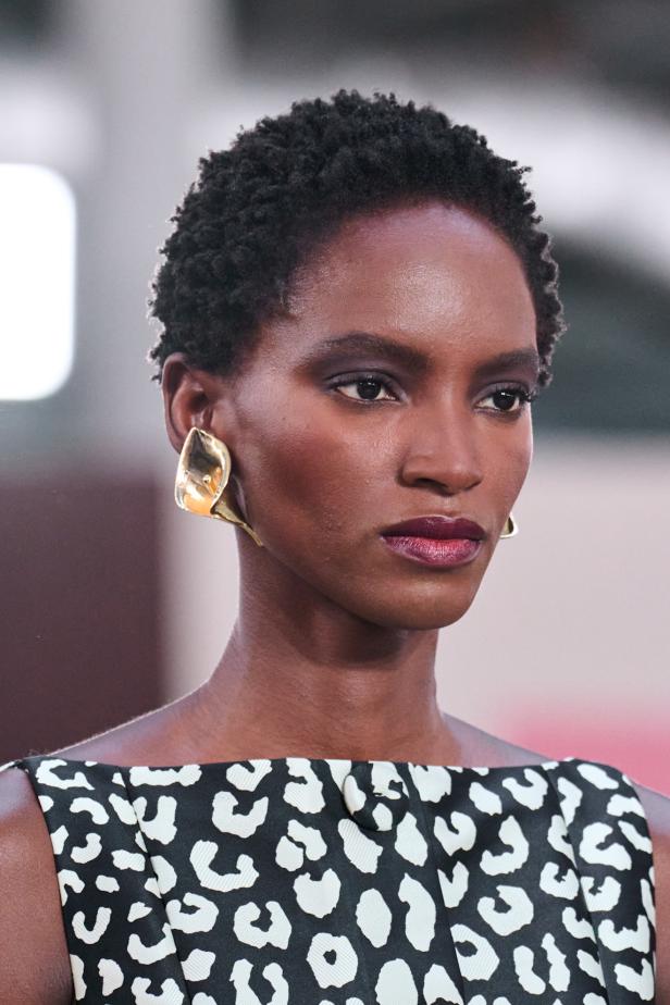  مجموعة كارولينا هيريرا لخريف 2026 تكريم للمرأة القوية والمثقفة