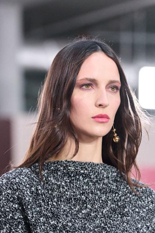  مجموعة كارولينا هيريرا لخريف 2026 تكريم للمرأة القوية والمثقفة