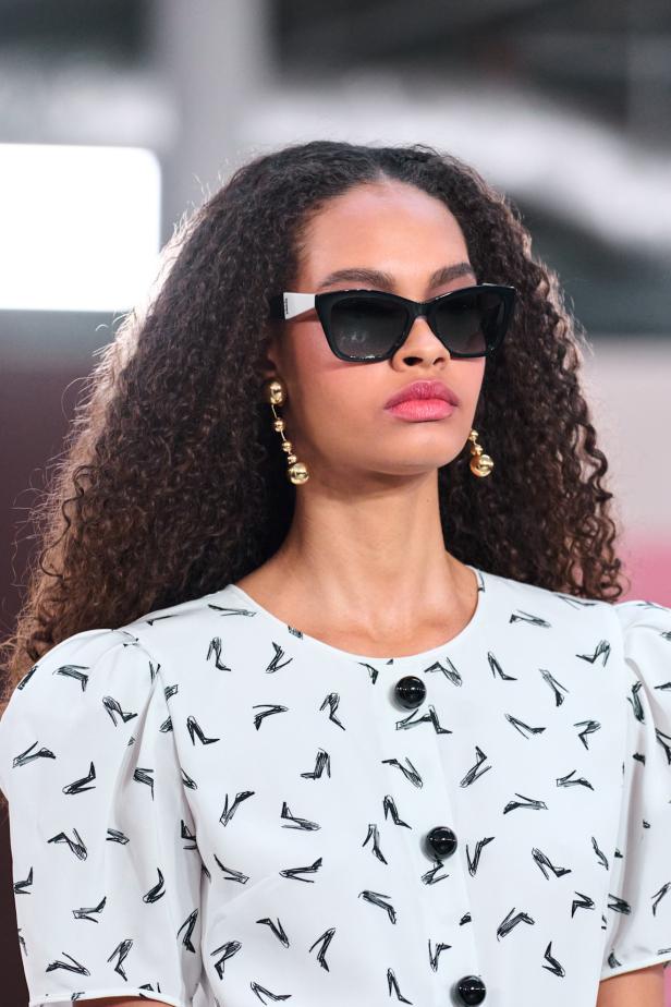  مجموعة كارولينا هيريرا لخريف 2026 تكريم للمرأة القوية والمثقفة