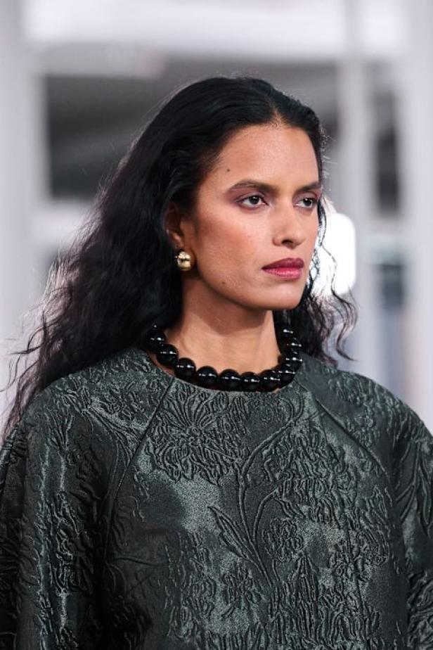  مجموعة كارولينا هيريرا لخريف 2026 تكريم للمرأة القوية والمثقفة