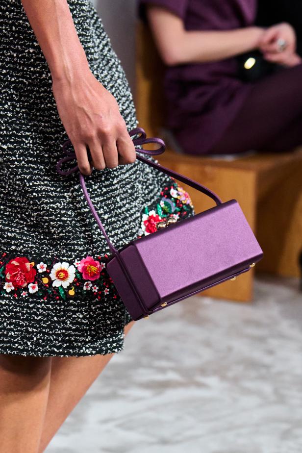  مجموعة كارولينا هيريرا لخريف 2026 تكريم للمرأة القوية والمثقفة