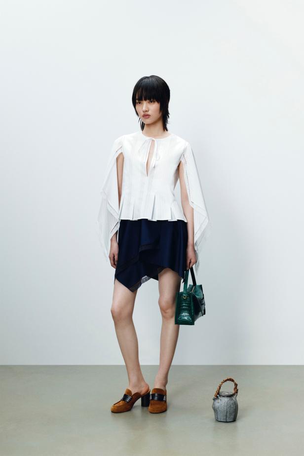 مجموعة JW Anderson تجربة فنية متكاملة