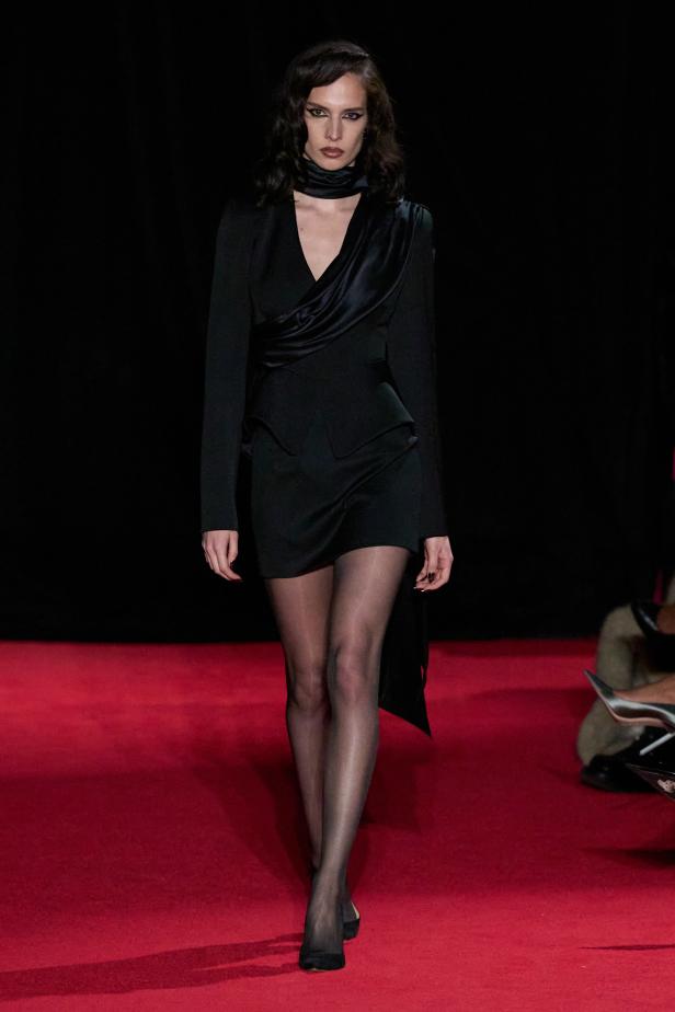 مجموعة لاكوان سميث لخريف 2026 للمرأة الغامضة والقوية