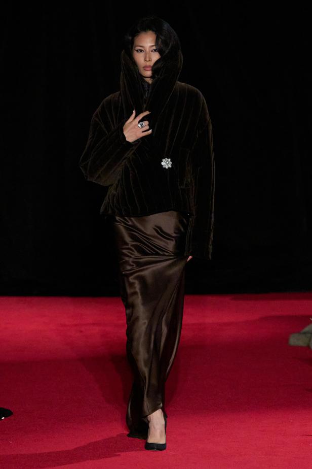 مجموعة لاكوان سميث لخريف 2026 للمرأة الغامضة والقوية