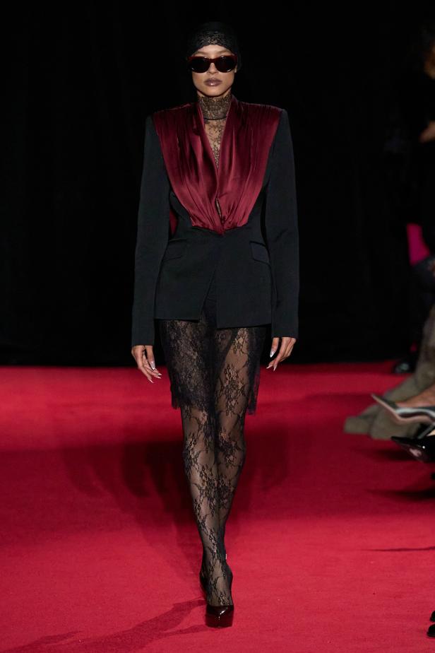 مجموعة لاكوان سميث لخريف 2026 للمرأة الغامضة والقوية