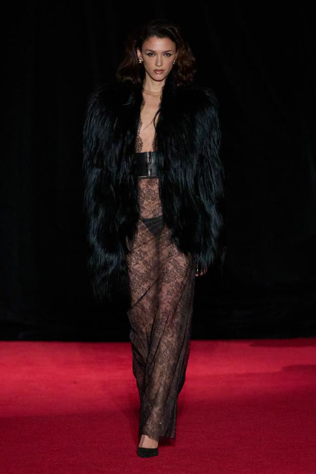 مجموعة لاكوان سميث لخريف 2026 للمرأة الغامضة والقوية