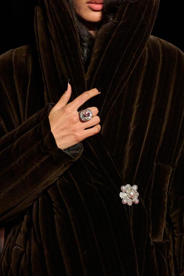 مجموعة لاكوان سميث لخريف 2026 للمرأة الغامضة والقوية