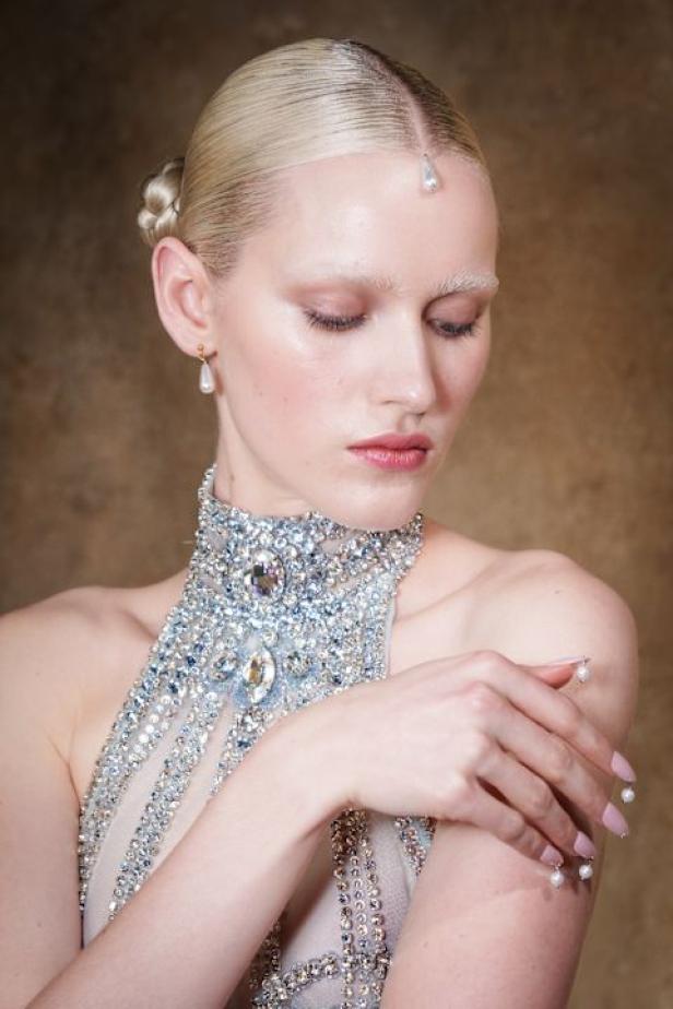  مجموعة زهير مراد تحاكي رقي المرأة في باريس