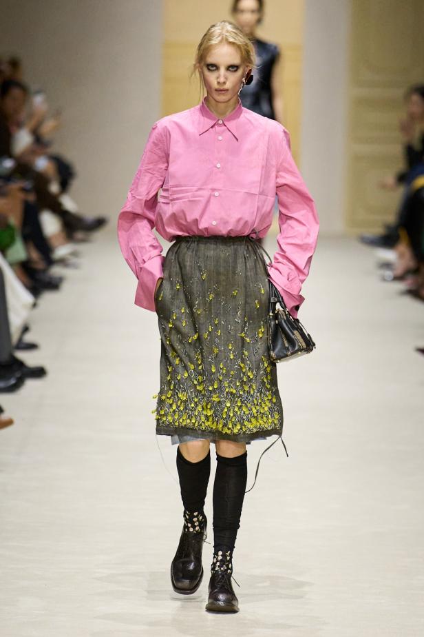 مجموعة ‏Prada‏ ‏لخريف 2026 وقوّة فن التنسيق الحرّ