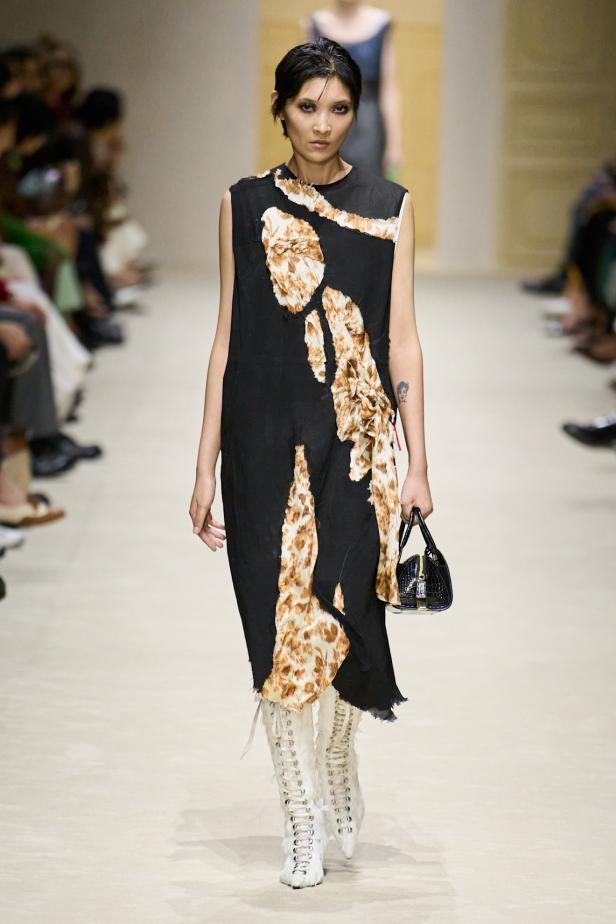 مجموعة ‏Prada‏ ‏لخريف 2026 وقوّة فن التنسيق الحرّ