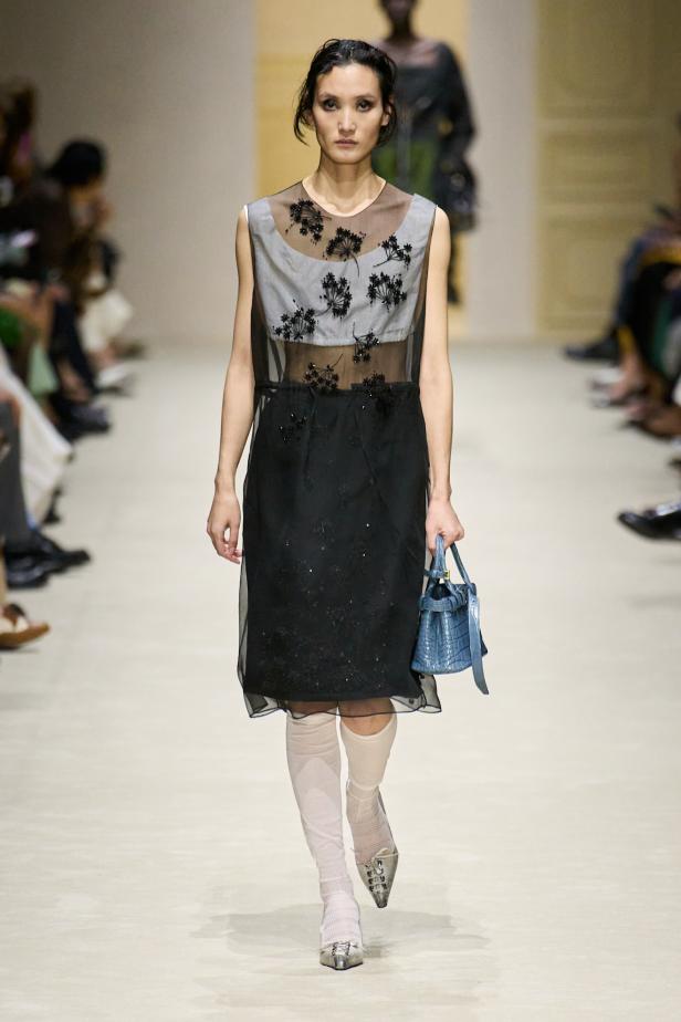 مجموعة ‏Prada‏ ‏لخريف 2026 وقوّة فن التنسيق الحرّ