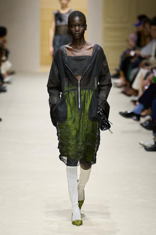 مجموعة ‏Prada‏ ‏لخريف 2026 وقوّة فن التنسيق الحرّ