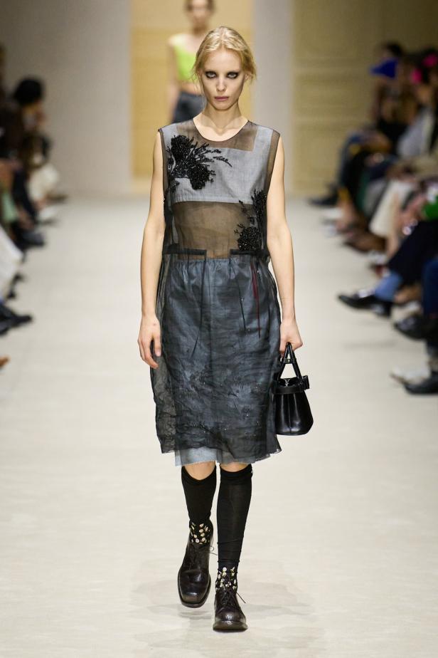 مجموعة ‏Prada‏ ‏لخريف 2026 وقوّة فن التنسيق الحرّ