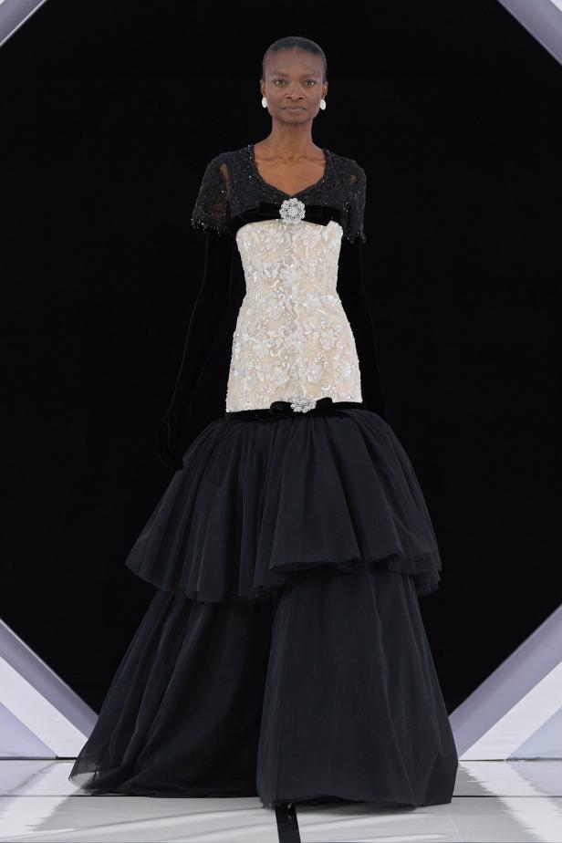 رومانسية الحديقة الشتوية وهندسة الصورة الأنثوية في مجموعة Richard Quinn خريف وشتاء 2026