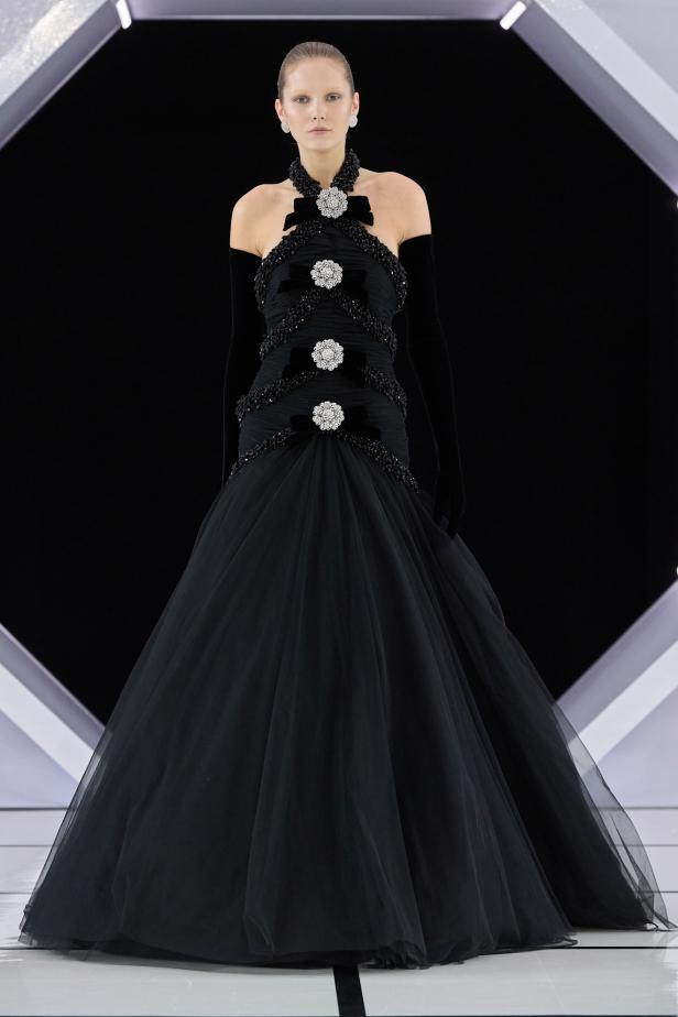 رومانسية الحديقة الشتوية وهندسة الصورة الأنثوية في مجموعة Richard Quinn خريف وشتاء 2026