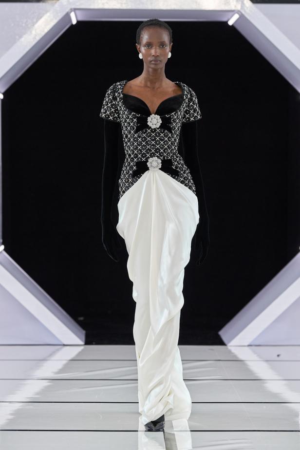 رومانسية الحديقة الشتوية وهندسة الصورة الأنثوية في مجموعة Richard Quinn خريف وشتاء 2026