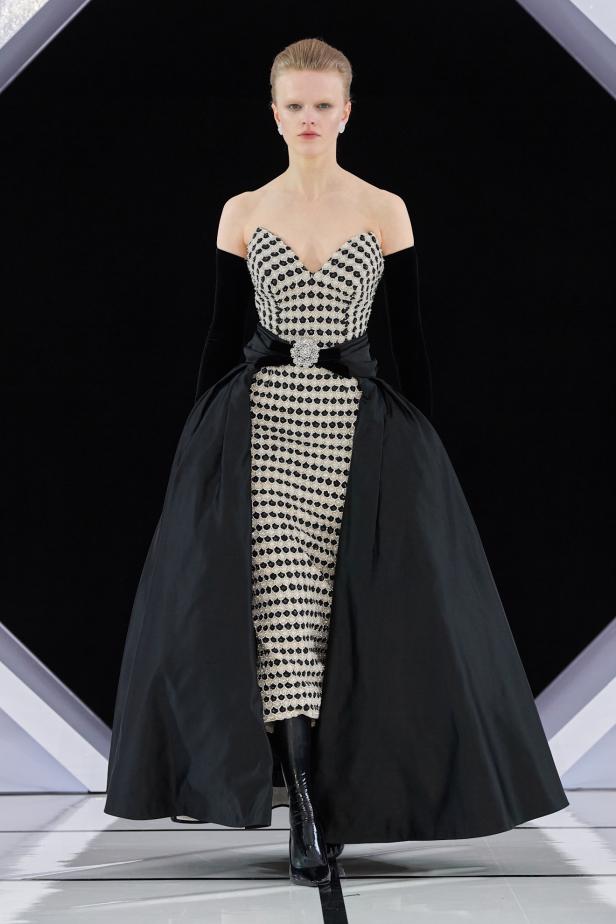 رومانسية الحديقة الشتوية وهندسة الصورة الأنثوية في مجموعة Richard Quinn خريف وشتاء 2026