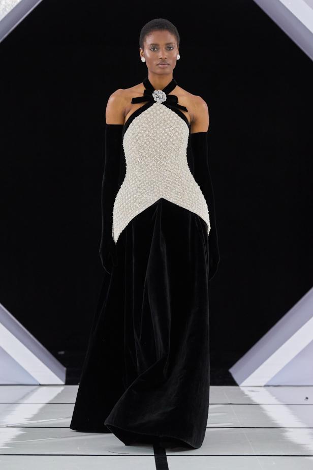 رومانسية الحديقة الشتوية وهندسة الصورة الأنثوية في مجموعة Richard Quinn خريف وشتاء 2026