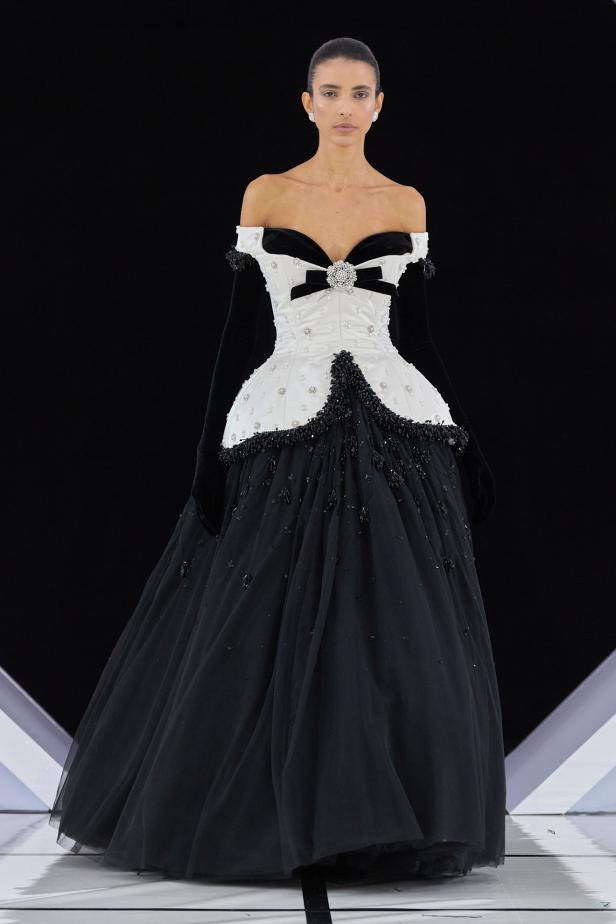 رومانسية الحديقة الشتوية وهندسة الصورة الأنثوية في مجموعة Richard Quinn خريف وشتاء 2026