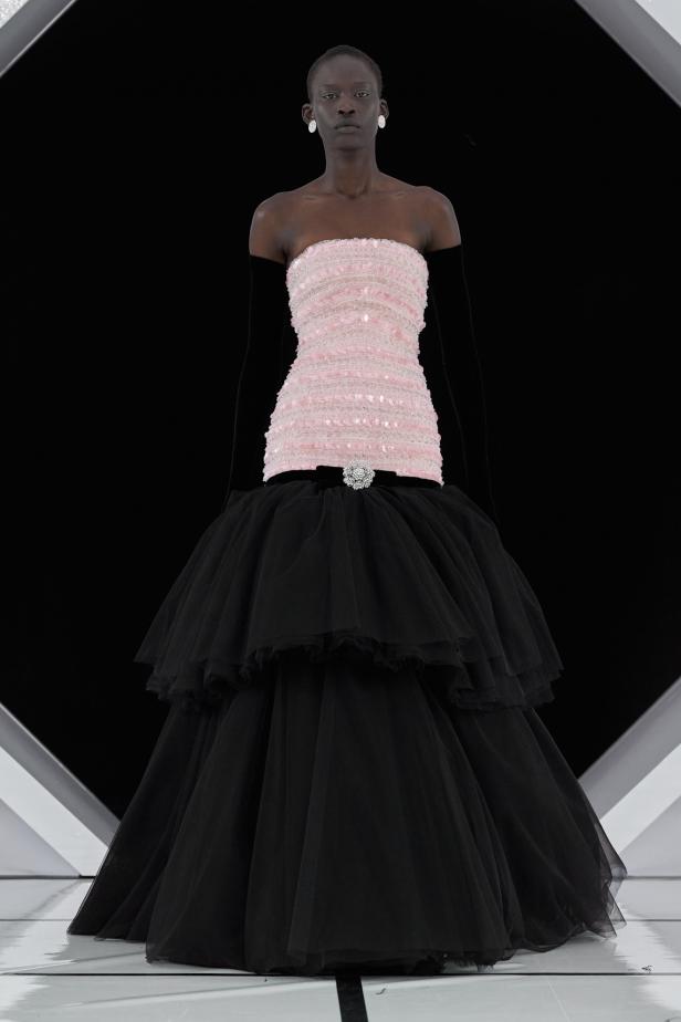 رومانسية الحديقة الشتوية وهندسة الصورة الأنثوية في مجموعة Richard Quinn خريف وشتاء 2026