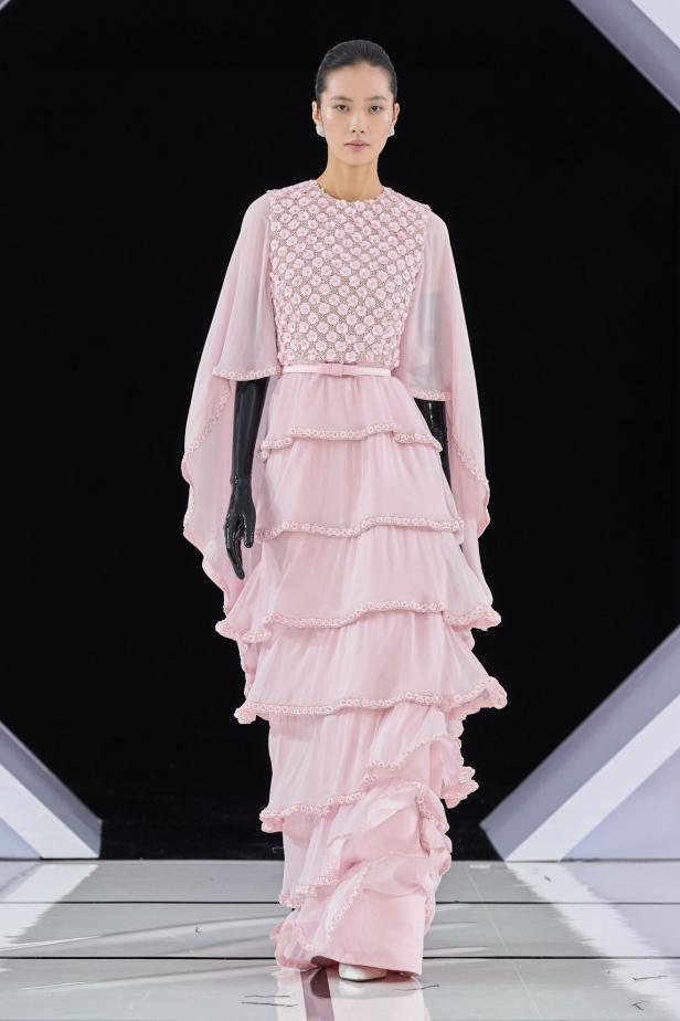 رومانسية الحديقة الشتوية وهندسة الصورة الأنثوية في مجموعة Richard Quinn خريف وشتاء 2026