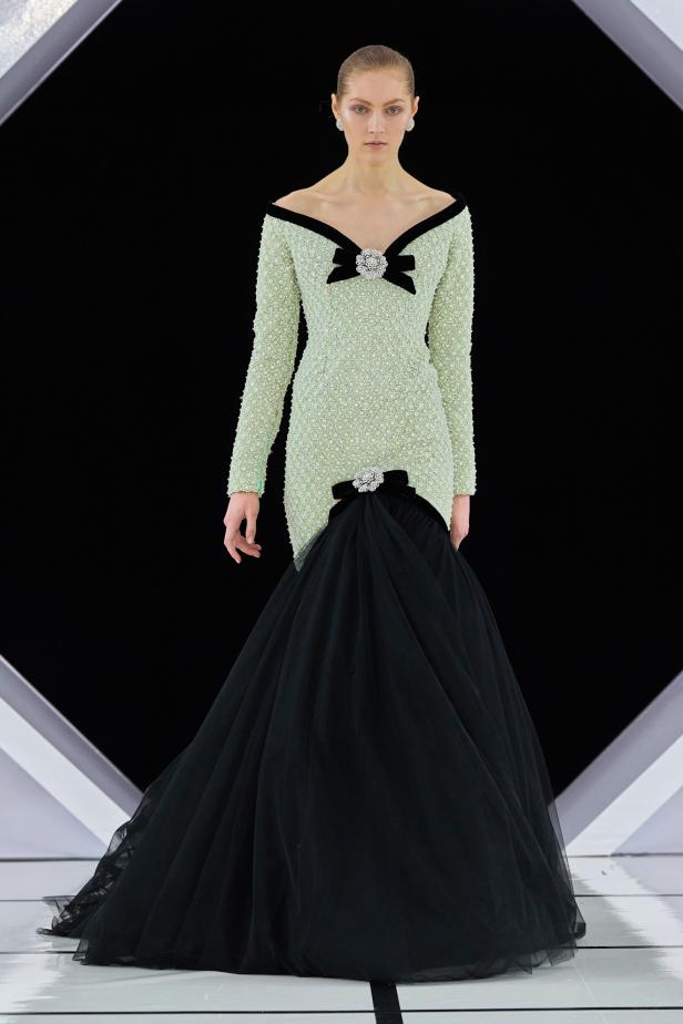 رومانسية الحديقة الشتوية وهندسة الصورة الأنثوية في مجموعة Richard Quinn خريف وشتاء 2026