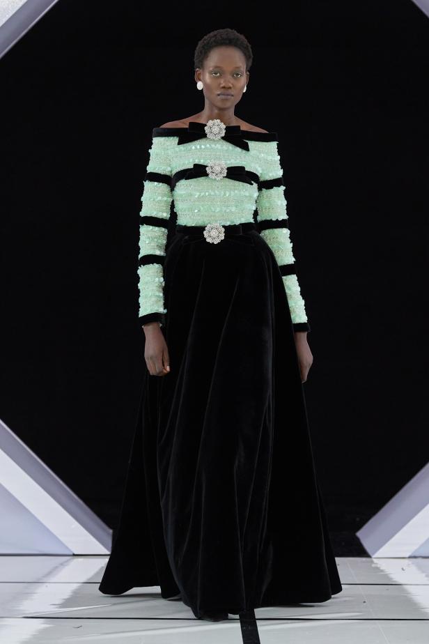 رومانسية الحديقة الشتوية وهندسة الصورة الأنثوية في مجموعة Richard Quinn خريف وشتاء 2026