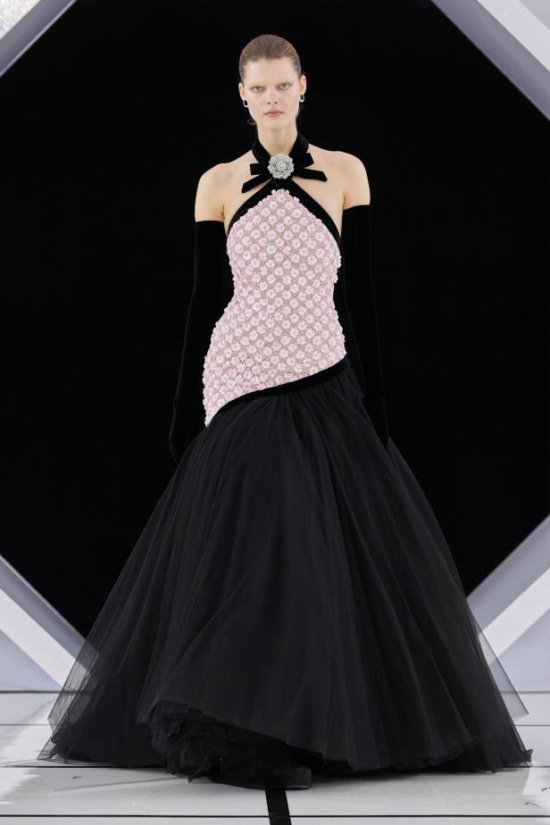 رومانسية الحديقة الشتوية وهندسة الصورة الأنثوية في مجموعة Richard Quinn خريف وشتاء 2026