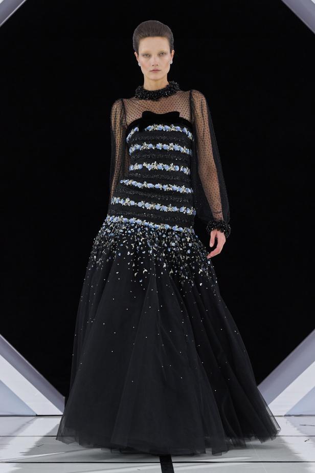 رومانسية الحديقة الشتوية وهندسة الصورة الأنثوية في مجموعة Richard Quinn خريف وشتاء 2026