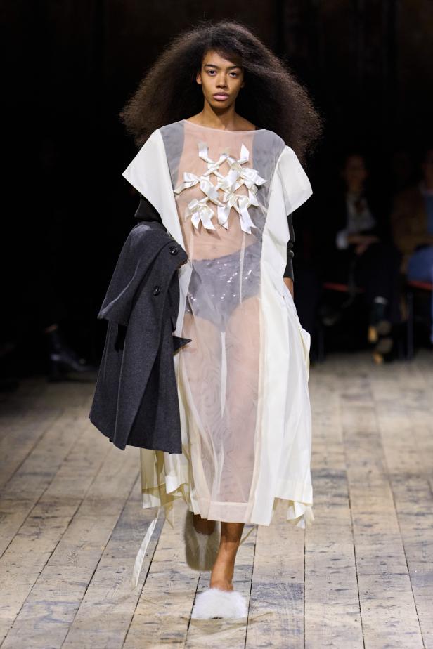 مجموعة سيمون روشا لموسم خريف 2026 مزيجاً بين الرومانسية والعملية