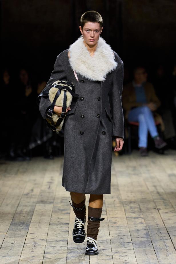 مجموعة سيمون روشا لموسم خريف 2026 مزيجاً بين الرومانسية والعملية