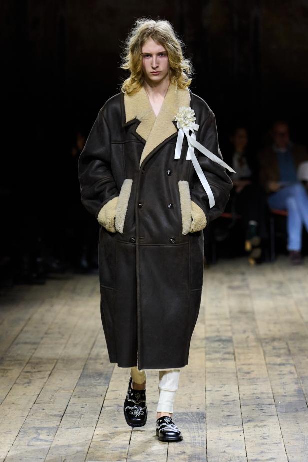 مجموعة سيمون روشا لموسم خريف 2026 مزيجاً بين الرومانسية والعملية