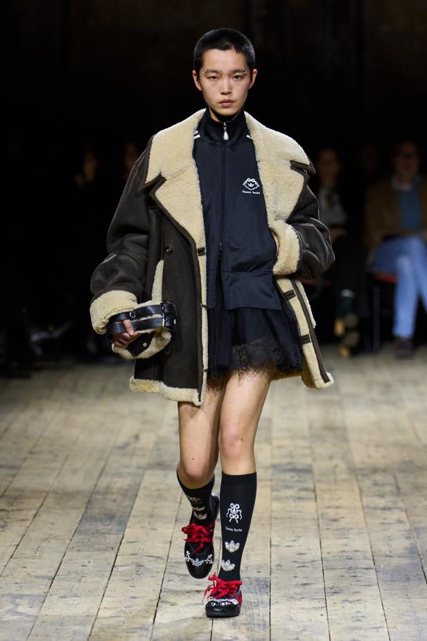 مجموعة سيمون روشا لموسم خريف 2026 مزيجاً بين الرومانسية والعملية