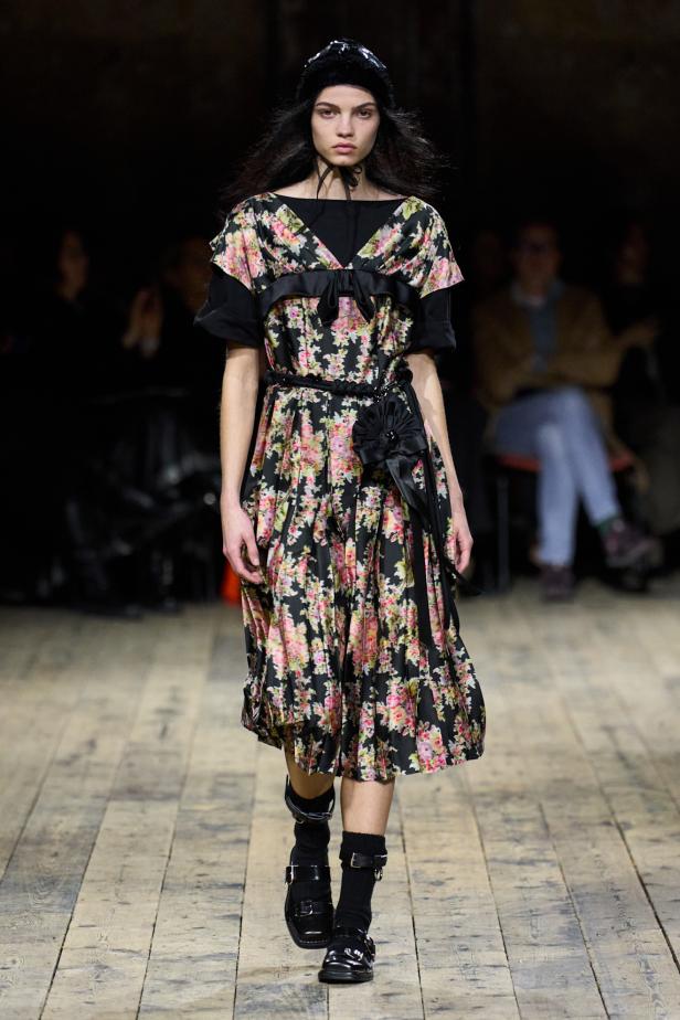 مجموعة سيمون روشا لموسم خريف 2026 مزيجاً بين الرومانسية والعملية