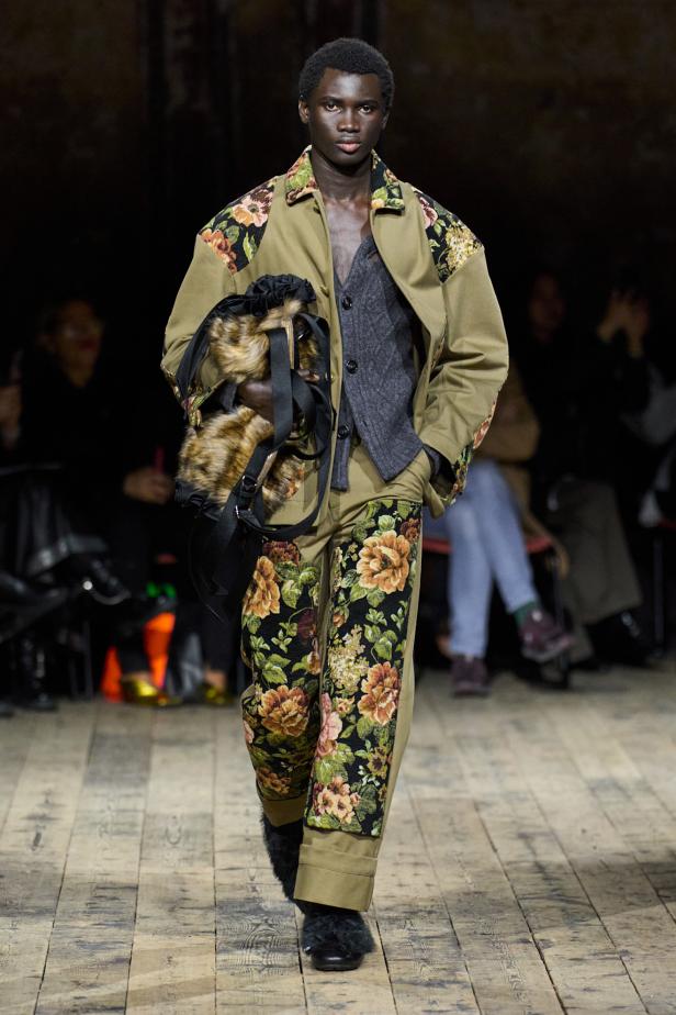 مجموعة سيمون روشا لموسم خريف 2026 مزيجاً بين الرومانسية والعملية